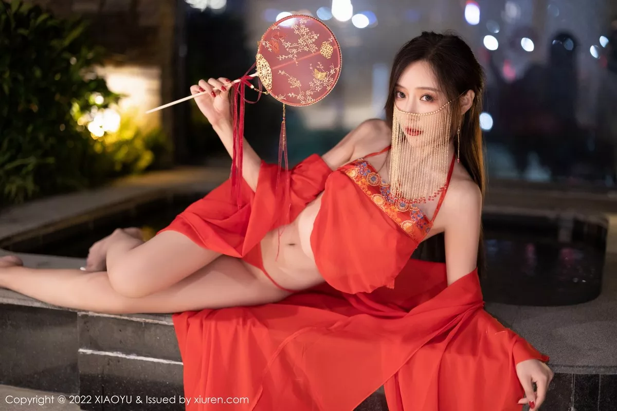 秀人集.com_[XiaoYu画语界]Vol.708_女神王馨瑶yanni户外红色古典长衫半脱露性感肚兜极致诱惑写真60P